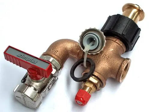 Kupfernes Ventil mit rotem Handgriff und verschiedenen Anschlüssen. DAIKIN-Produkt, geeignet für Heizungs- oder Klimaanwendungen.